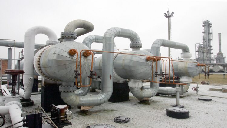 Kiev, UKRAINE:  A general view of the gas production and transporting station on a gas-field near the Ukrainian city Poltava, some 330 km east of the capital Kiev 04 January, 2006. Russia and Ukraine have resolved their dispute on the price that Russia's Gazprom charges Kiev for gas, settling a dispute that threatened Russian shipments through Ukraine to Europe. AFP PHOTO / SERGEI SUPINSKY  (Photo credit should read SERGEI SUPINSKY/AFP/Getty Images)