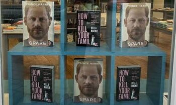 "كيف تقتل عائلتك".. عرض مبتكر لكتاب الأمير هاري بمكتبة بريطانية 2025
