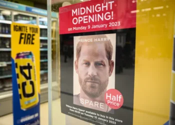 تفاصيل مثيرة بمذكرات الأمير هاري تدمر الأسرة الملكية ببريطانيا 2025