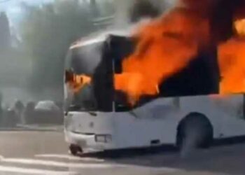 فرنسا : حافلة مدرسية تسير وهي مشتعلة 2025