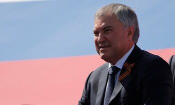 حليف بوتين يقترح عقاباً للمعارضين الفارين 2025