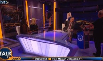 مذيع بريطاني شهير يلقى كتاب الأمير هاري بسلة المهملات على الهواء 2025