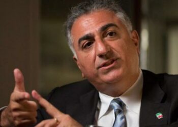 نجل شاه ايران السابق يقول إن "تشققات" تظهر داخل النظام الإيراني 2025