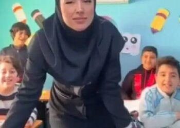 فصل معلمة إيرانية بسبب فيديو لأغنية مع طلابها 2025