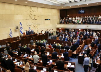 Israeli President-elect Isaac Herzog, Chairman of the Knesset Mickey Levy and outgoing Israeli President Reuven Rivlin attend a a swearing-in ceremony at the Knesset, Israeli parliament, in Jerusalem July 7, 2021. REUTERS/Ronen Zvulun