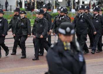 Police officers march outside the Buckingham Palace, following the death of Britain's Queen Elizabeth, in London, Britain, September 13, 2022. REUTERS/Maja Smiejkowska