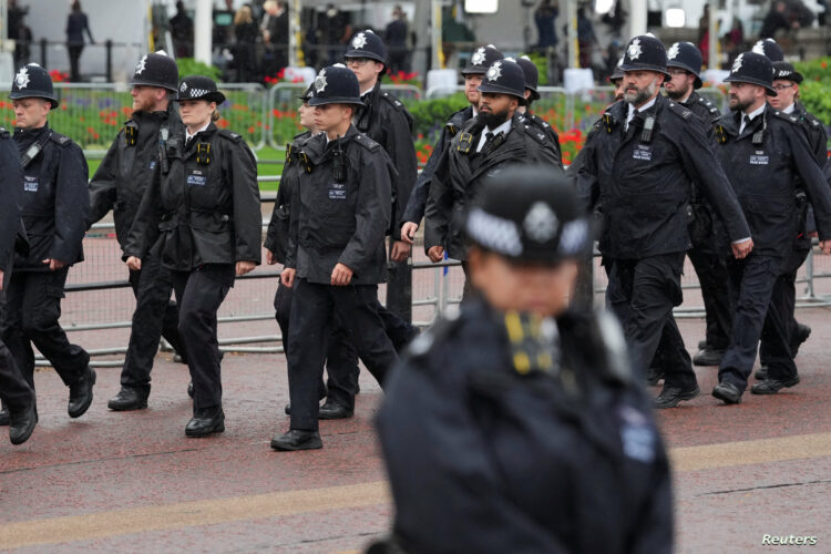 Police officers march outside the Buckingham Palace, following the death of Britain's Queen Elizabeth, in London, Britain, September 13, 2022. REUTERS/Maja Smiejkowska