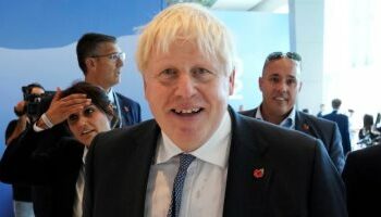 بوريس جونسون يسعى "للإطاحة" بسوناك ليكون رئيس وزراء مجددا 2025