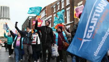 أكبر اتحاد تمريض بريطانى يحذر من "هجرة" آلاف العاملين فى ظل تدهور الأوضاع 2025