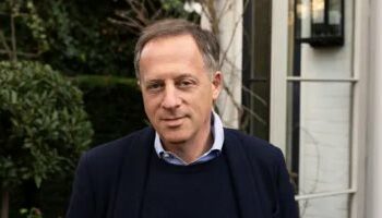 ضغوط متزايدة على رئيس مجلس إدارة BBC للاستقالة بسبب بوريس جونسون 2025