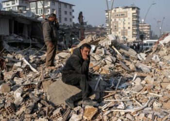 تواصل انتشال الضحايا من تحت انقاض زلزال سوريا و تركيا