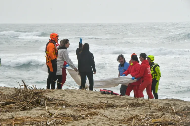 كارثة انسانية لمهاجرين قبالة سواحل إيطاليا ومشاهد مأساوية على الشاطئ 2024