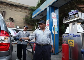 CAIRO, EGYPT - MAY 28: Workers pump fuel at a government owned petrol station on May 28, 2011 in Cairo, Egypt. Protests in January and February brought an end to 30 years of autocratic rule by President Hosni Mubarak who will now face trial. Food prices have doubled and youth unemployment stands at 30%. Tourism is yet to return to pre-uprising levels.  (Photo by Peter Macdiarmid/Getty Images)