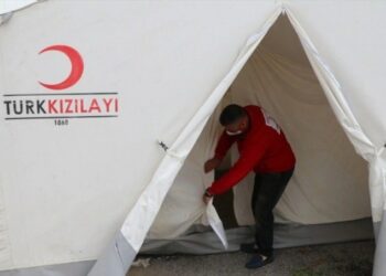 فضيحة تهز تركيا: الهلال الأحمر يبيع خيام إيواء لمتضرري الزلزال 2024