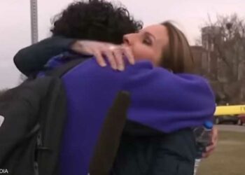 موقف انسانى لمذيعة توقف بث تقرير لتحتضن ابنها الناجي من إطلاق نار 2025