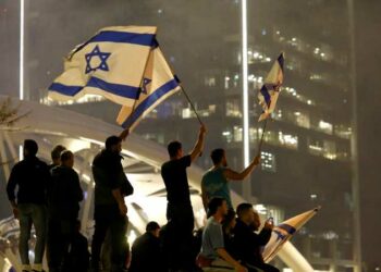 النار مازالت مشتعلة ….إنهاء الإضراب العام في إسرائيل وترحيب سياسي بعد خطوة نتنياهو 2025