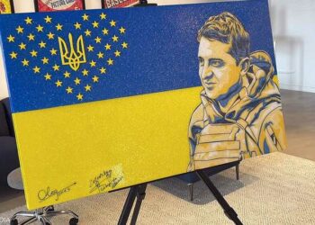 توقيع زيلينسكي فى مزاد مقابل 100 ألف دولار 2025