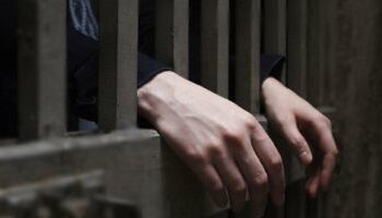 6 سنوات سجن لأمريكى حاول الحصول على 4.2 مليون دولار من إغاثة كورونا بالاحتيال 2025