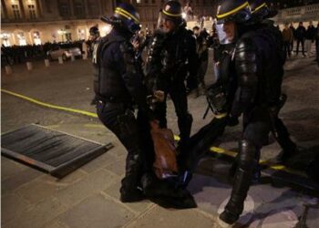 احتجاجا على رفع سن التقاعد.. الشرطة الفرنسية تعلن القبض على عشرات المتظاهرين 2024