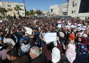 الاحتجاجات والمظاهرات تجتاح الشارع الفلسطينى ….آلاف المعلمين المضربين يعتصمون بالضفة للمطالبة برواتبهم 2025