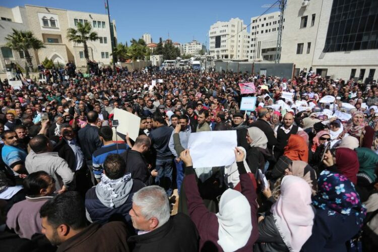 الاحتجاجات والمظاهرات تجتاح الشارع الفلسطينى ….آلاف المعلمين المضربين يعتصمون بالضفة للمطالبة برواتبهم 2024