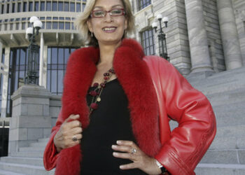 La política neozelandesa Georgina Beyer posa para una foto en el Parlamento en Wellington, el 21 de diciembre de 2006. (Anthony Phelps/Herald on Sunday via AP)