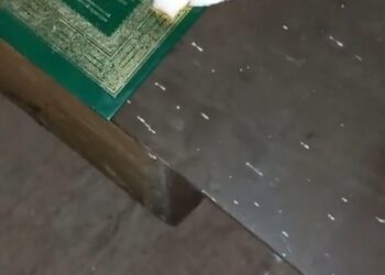 بالفيديو ...جنود أوكرانيون يقطعون لحم الخنزير على المصحف الشريف 2025