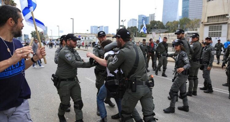 إسرائيل: المتظاهرين يهدون بإغلاق مطار بن جوريون وسط اعتقال العشرات 2024