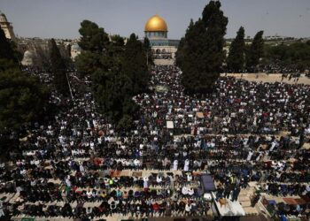 آلاف الفلسطينيين يؤدون صلاة الجمعة الثانية من رمضان في المسجد الأقصى رغم الإجراءات الإسرائيلية 2024