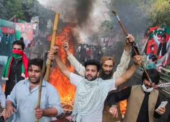 الجيش الباكستاني يقيل 3 من كبار ضباطه ويصف تظاهرات أنصار عمران خان بالمؤامرة 2024
