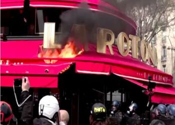 الشارع الفرنسى يشتعل …المحتجون يضرمون النار بمطعم ماكرون فى باريس 2024