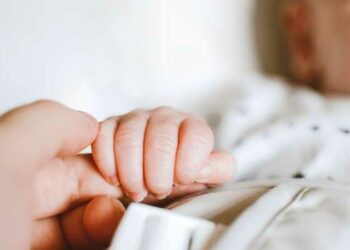 بعد جريمة قتل  أم لرضيعها بشكل مروع  .. حق الحضانة التلقائية للأم يثير جدلا في مصر 2025