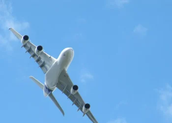 لاول مرة بالتاريخ ..الرياح العنيفة تفتح باب طائرة في الجو 2025