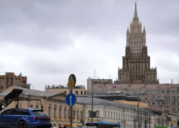 ميدفيديف يهدد ماكرون: "تنامون وتستيقظون وبالكم بروسيا" 2025