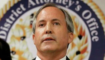 عزل المدعى العام بولاية تكساس الأمريكية لاتهامات رشاوى وفساد 2025