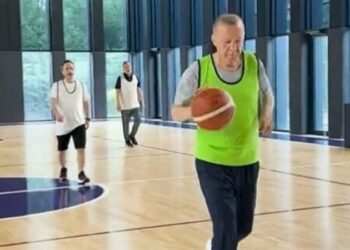 أردوغان بعد حرق المصحف فى السويد  يلعب كرة السلة مع اصدقائه 2025