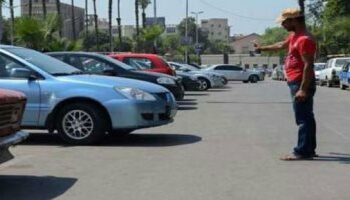 السايس" مهنة تسيطر عليها مافيا البلطجي بشوارع مصر دون الحصول على رخصة.. تفاصيل 2025