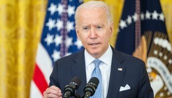 العدل الأمريكية تقاضى 88 شخصا فى  اكبر عملية احتيال طبى بقيمة 2.5 مليار دولار 2025