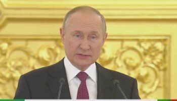 تصريح سابق لبوتين عن   الإسلام  يثير غضب المسلمين بعد تداول "حضنه" نسخة قرآن مؤخرا 2025