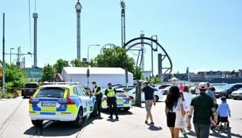 مصرع شخص وإصابة 7 آخرين إثر حادث خروج قطار للملاهي عن مساره بالسويد 2025