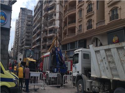 انتشال الجثة الخامسة من أسفل أنقاض عقار الإسكندرية 1 انتشال الجثة الخامسة من أسفل أنقاض عقار الإسكندرية 2025