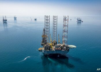 A handout picture provided by Energy giant Saudi Aramco, Saudi Arabia's state-owned oil and gas company, shows its rigs in HSBH field north of Dhahran in the eastern province of Saudi Arabia on March 20, 2018. - Aramco posted on May 12, 2020 a 25 percent slump in first-quarter profit and said the coronavirus crisis which triggered a crash in oil prices would weigh heavily on demand in the year ahead. (Photo by Mohamed ALEBN ALSHAIKH / Saudi Aramco / AFP) / === RESTRICTED TO EDITORIAL USE - MANDATORY CREDIT "AFP PHOTO / HO /ARAMCO" - NO MARKETING NO ADVERTISING CAMPAIGNS - DISTRIBUTED AS A SERVICE TO CLIENTS ===