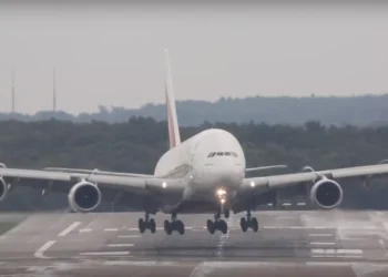 هلع وذعر في طائرة بعد محاولة ملاكم فتح بابها 2025