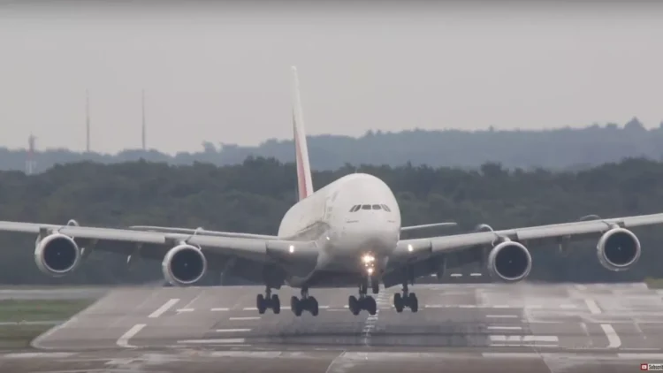 هلع وذعر في طائرة بعد محاولة ملاكم فتح بابها 1 هلع وذعر في طائرة بعد محاولة ملاكم فتح بابها 2025