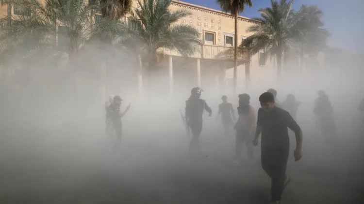 متظاهرون أمام السفارة الأمريكية يطالبون بوقف تدخلات واشنطن" فى العراق 1 متظاهرون أمام السفارة الأمريكية يطالبون بوقف تدخلات واشنطن" فى العراق 2025