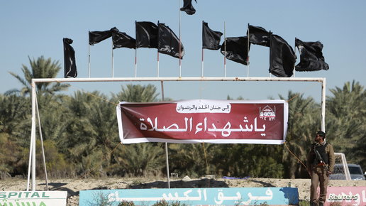 السعودية تعدم 5 مدانين بينهم مصري 1 A member of Saudi security forces stands guard during the funeral of four people, who were killed in an attack at a Shi'ite Muslim mosque on Friday January 29, in Saudi Arabia's al-Ahsa district in Eastern Province February 1, 2016. The banner reads: "To heaven and paradise, oh martyrs of prayers", in a reference to those who died while praying. Picture taken February 1, 2016. REUTERS/Zuhair Al-Traifi