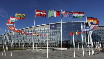 الناتو: القنابل العنقودية خطوة ذكية من الإدارة الأمريكية 2025