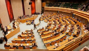 هولندا تعتقل وتحاكم مواطن  بعدما مزق نسخة من المصحف أمام البرلمان 2025