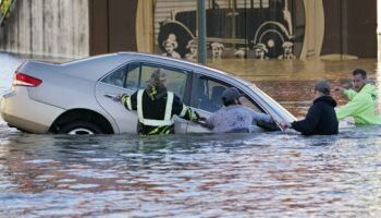 استمرار عمليات البحث  عن مفقودين خلال الفيضانات المدمرة في كندا 2025