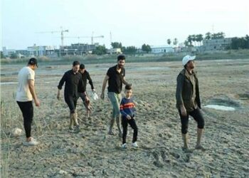 كارثة مناخية… عراقيون يعبرون نهر دجلة بعد جفافه سيراً على الأقدام 2025